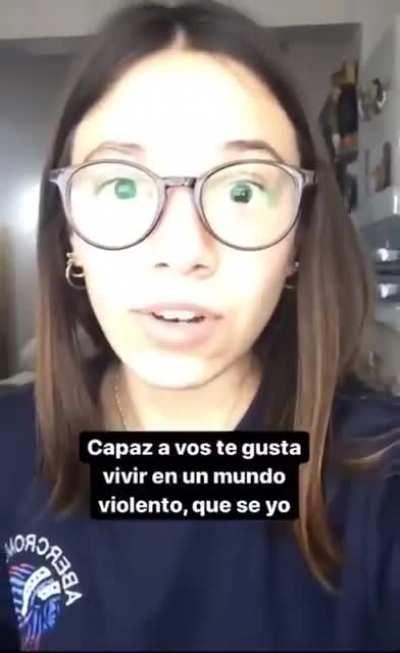 Estudiante de la UBA opinando sobre los cursos de género obligatorios de la UBA.