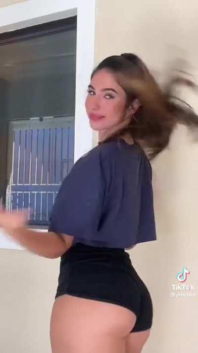 look at this brazilian butt (@priarpini)