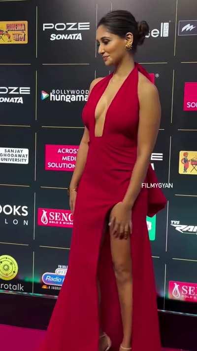 Red hot Nikkita Dutta giving us a view of her sexy boobs and inner thighs