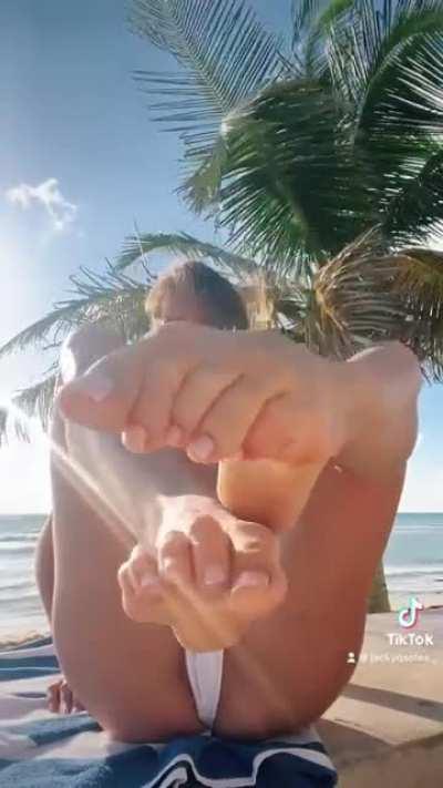 Divine pleasure to serve the feet of the goddess💦