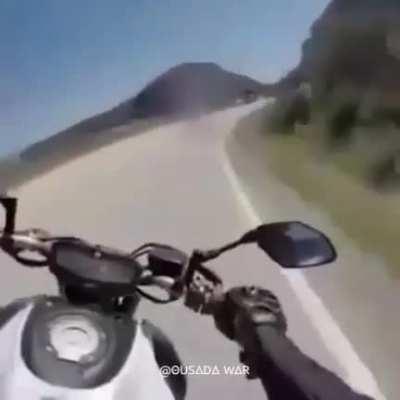 Muquinha se acidentando de moto.