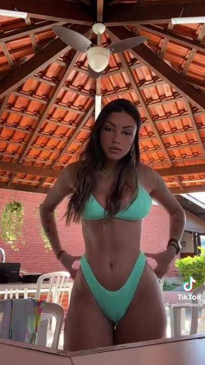 Those high waisted bikinis she wears make me go wild 😫😫