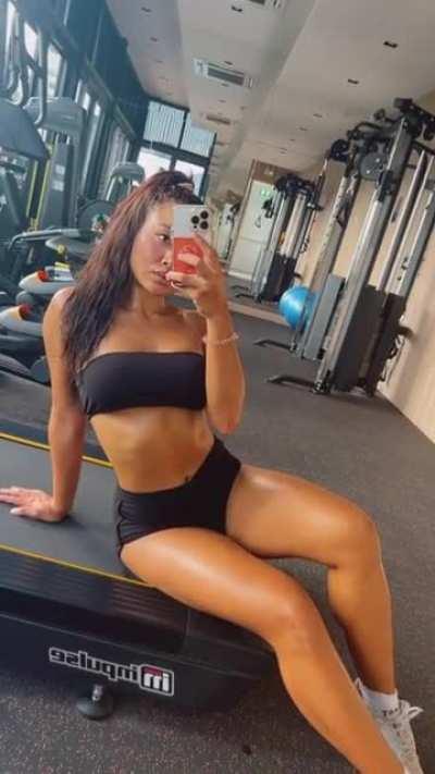 27F Do I look younger than my age?