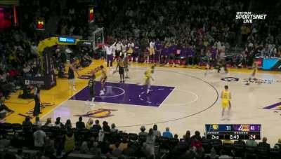 [Highlight] LeBron attacks Sabonis in transition and completes the tough finish through contact