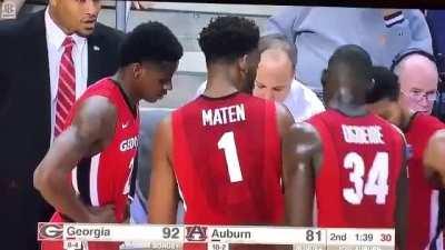 Auburn player joins Georgia's huddle