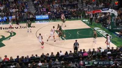 [Highlight] Jabari Smith Jr finds daylight to bounce pass through three Bucks players to find Sengun and assist on the dunk