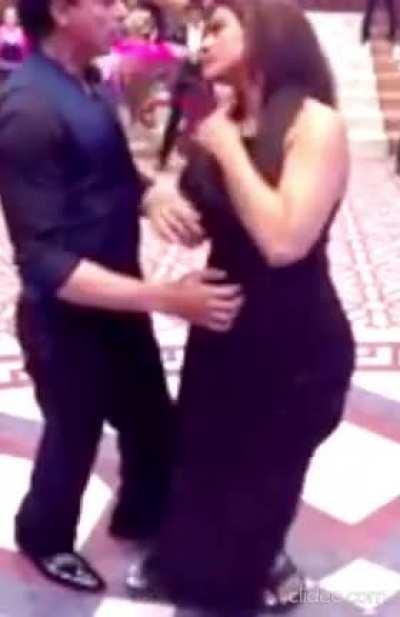 hot UNSEEN (PART 2) 🔥💦💦 Kajol ASS CHEEKS IN TIGHT DRESS!!! FIRT EVER FOOTAGE ZOOMED IN! look at this horny bitches gaand!