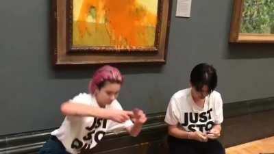 ativistas ambientais atacam quadro de Van Gogh e se colam na parede