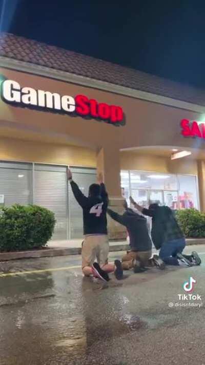 These apes 🦍 are really really retarded