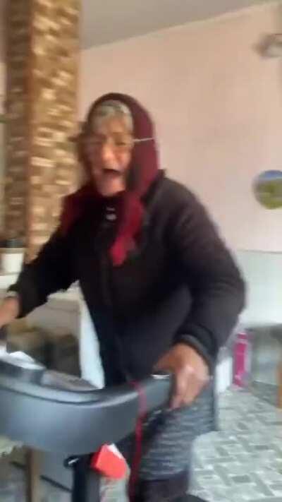 Bagă mamie pe viteza doi