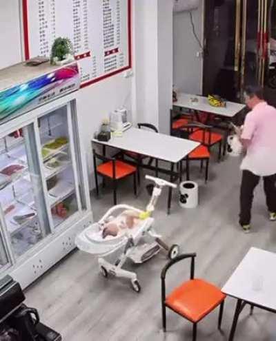 A restaurant worker in China was swamped with take-out orders and had a hard time tending to her baby. Other people noticed and helped her out
