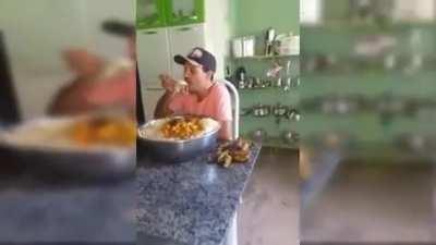 ADM est&aacute; comendo, volte mais tarde