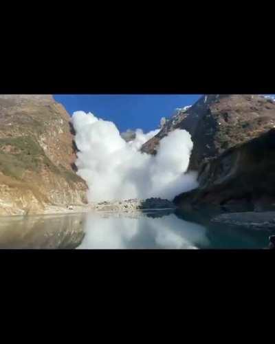 🔥 Cloud avalanche in the mountains of Nepal