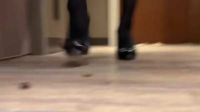 Ayaka-sama crushes a fat juicy cricket