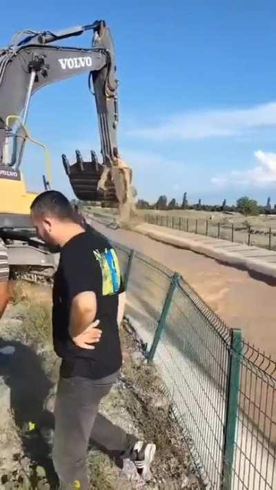 A crane operator saves a calf who fell in a water canal with incredible timing, in IÄdÄ±r, Turkey