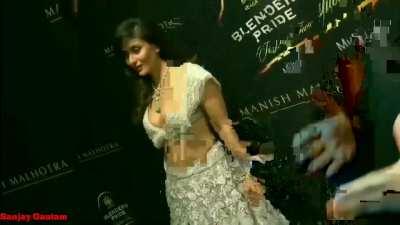 MILF Kareena proudly showing her 🍼🍼