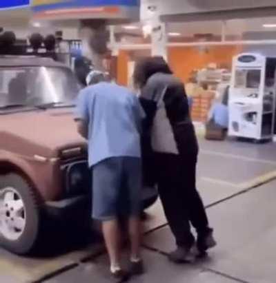 Пытаются открыть капот Нивы