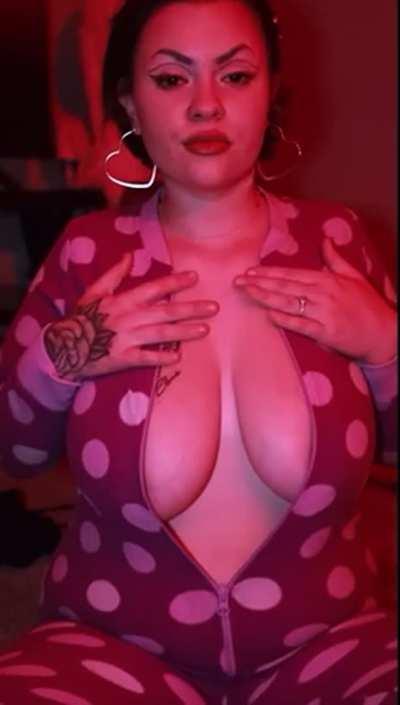 Who wants to have a sleepover with me😋??