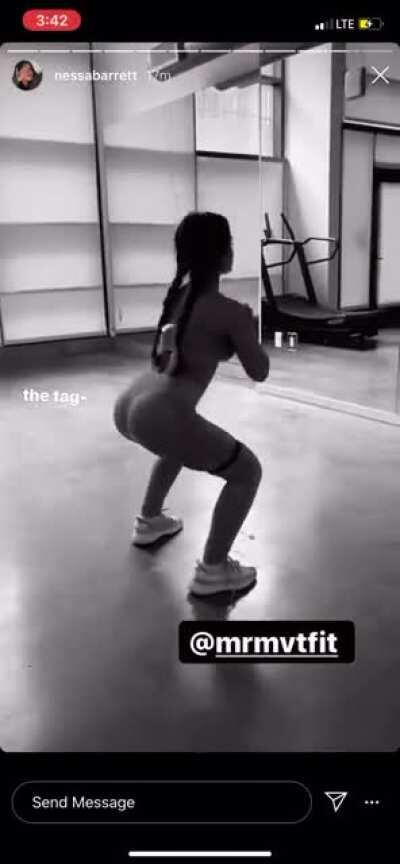 Nessa Barrett squatting on her IG story 🥵