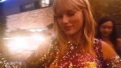 Taylor shaking her tits