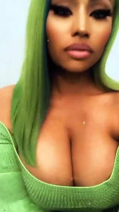 Flaunting her big tittys