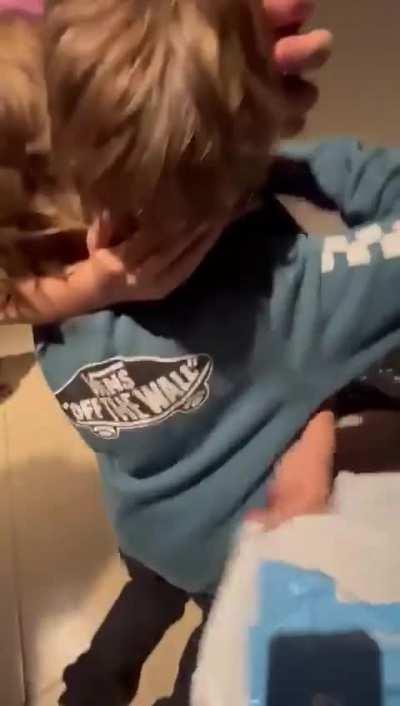 La emoción de un pibe porque le regalaron la play para navidad