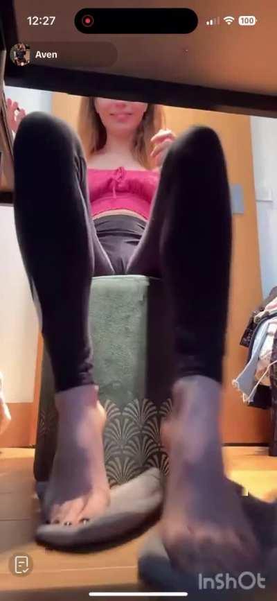 Goddess aven does her makeup while she put us under her desk