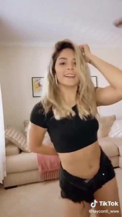Taynara working those hips...