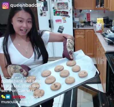 queenbaddii making cookies