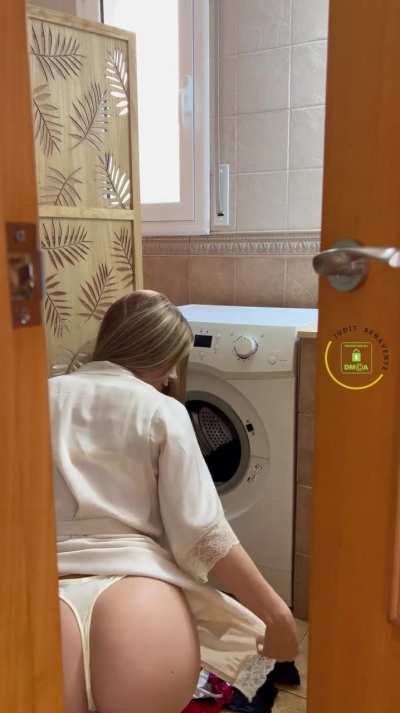 ¡¿Me estás espiando?! Pongo la colada en tanga… 👀🍑 VIDEO EN ONLYFANS