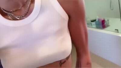 Miley Cyrus unzips her pants