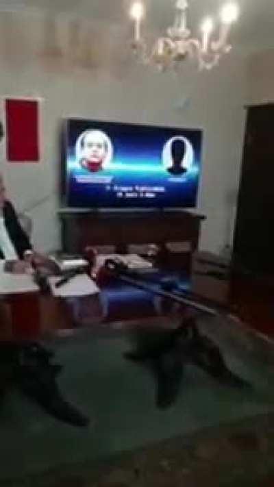 Próximos titulares: Popy es encontrado muerto por un aparente suicidio perpetrado con 14 balazos en la espalda