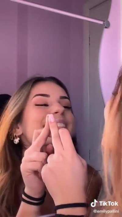 Emily Pallini lingua👅+culo🍑