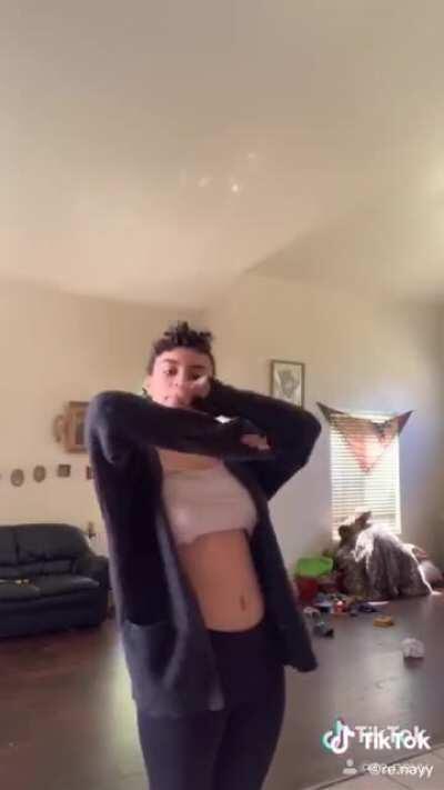 Re.nayy dances in a white &ldquo;shirt&rdquo;