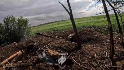 Azov scouts in camouflage ambush Russian soldier at close range, and forced another to surrender. Near Novospaske, Donetsk [enemy visible] 03.06.2025