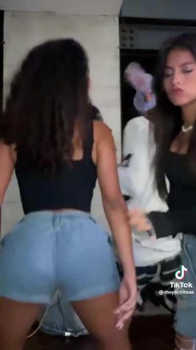 Mayacha enseñando ese culo moreno 🤤🍑