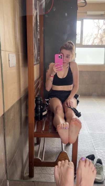 An hour of intense gymnastics, my feet are sweating and smelling too much.