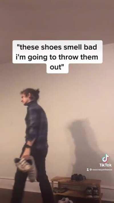 this man is going to fuck his shoes