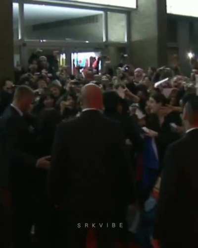 TIL SRK knows sign language. Guys he such an angel 🥺