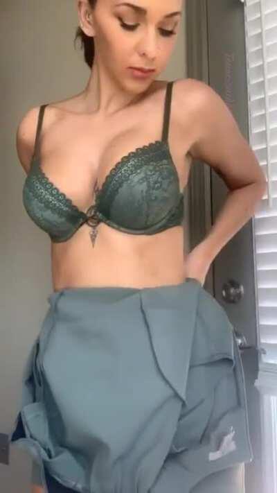 Professional career woman, wife, mom to Reddit slut (no shame) in under 60 seconds. Ready?