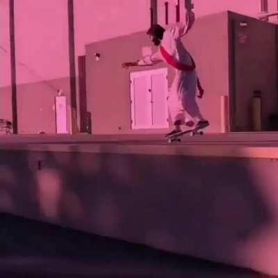 Gzuis andando de skate