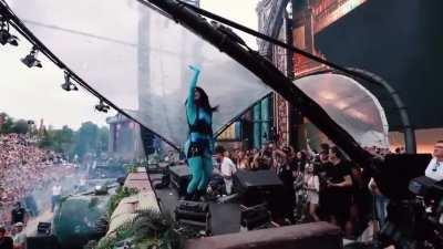 Que rica se ve saltando con ese traje que uso para Tomorrowland 🤤🤤