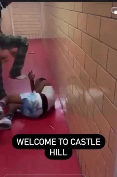 NAH 😳😂 NIGGA IN BAD JEANS GAVE HIS OPP THE SHA EK WEDGIE 🤣🤣🤣🤣 SHOULD THIS B A NEW TREND ? GIVE YA OPP A CRAZY WEDGIE 🤔🤔🤔