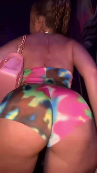 Tie Breaker. Who’s 🍑 has the better jiggle?😩 Meg🍫🍑 or Latto🍯🍑