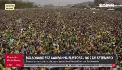 O presidente do Brasil puxando um coro de “imbrochável” no microfone