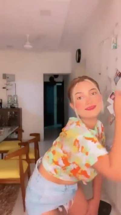 Aashika Bhatia Twerking her Fat Ass and showing off.