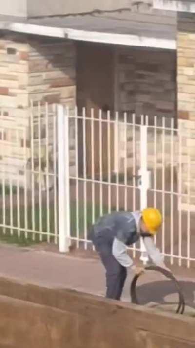 Siempre hay uno que filma en vez de llamar a la cana... 😂