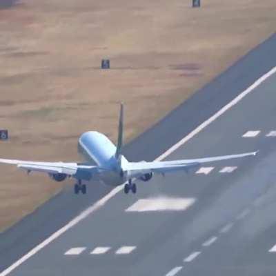 landing of a transavia 737 at Madeira