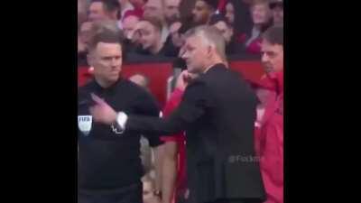 Arteta trying to recollect a tactic 😂 meanwhile our boss just killing it 💪🏻