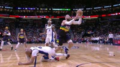 [Highlight] Jonas Valanciunas ejected for flagrant 2 on Taj Gibson